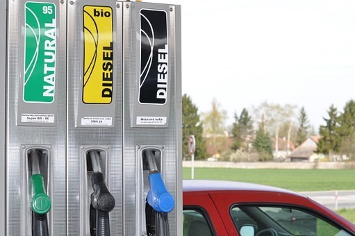 無鉛プレミアムガソリンとレギュラーの違い・価格・使用燃料の車