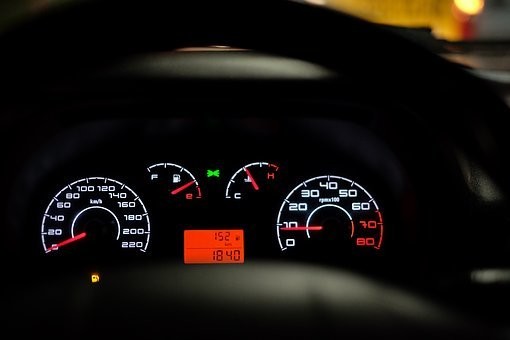日産マーチの実燃費はどれくらい?燃費比較・ノートとの比較