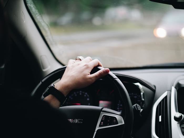 正しいドライビングポジションとは?|車の運転の基本