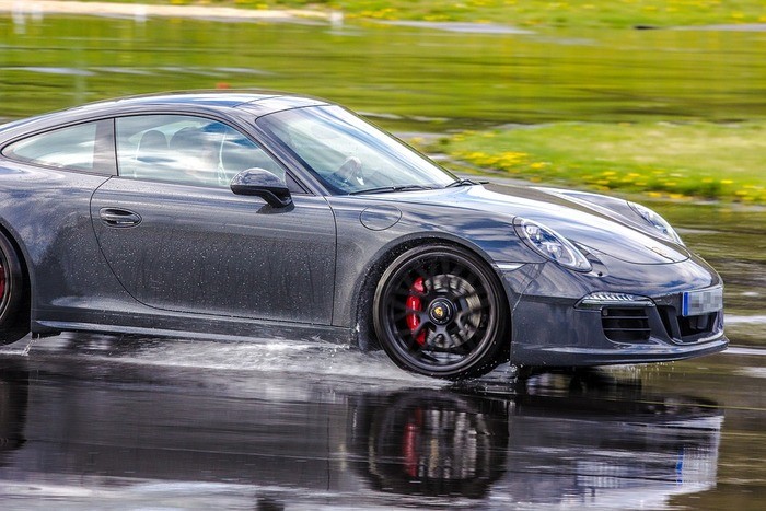 右ハンドルのポルシェはださい？中古車と新車の選び方