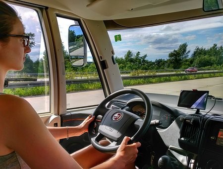 縦列駐車が難しい理由・縦列駐車の4つのコツ