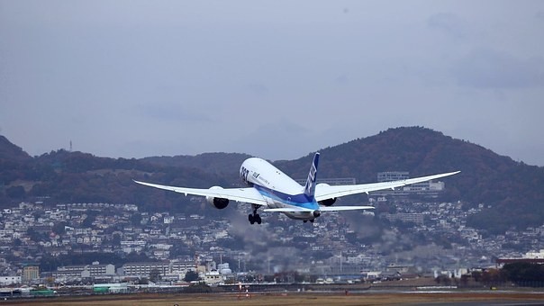 大阪空港周辺の安い駐車場料金比較|混雑時間と状況・無料はある?