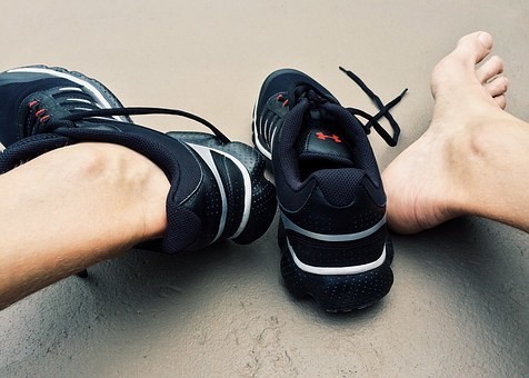 【種類別】フットブレーキの使い方・サイドブレーキとの違い