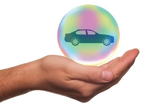 フロントガラスの修理方法/修理代・保険は適用される?