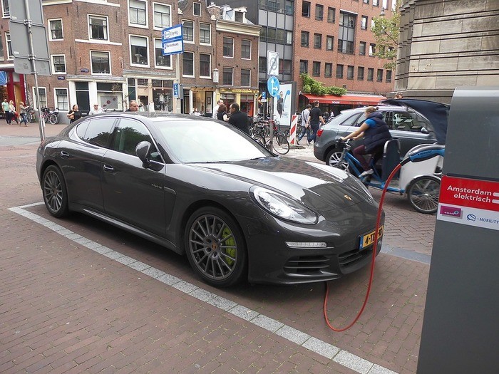 右ハンドルのポルシェはださい？中古車と新車の選び方