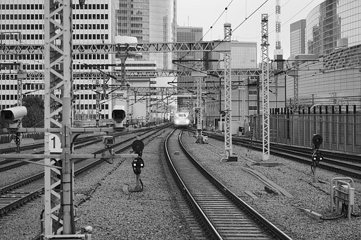 警笛鳴らせの標識の意味とある場所・夜も鳴らすのか|鉄道
