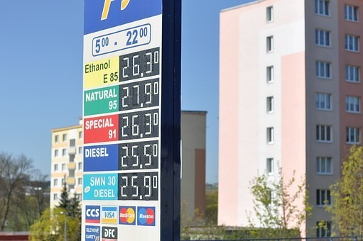 無鉛プレミアムガソリンとレギュラーの違い・価格・使用燃料の車