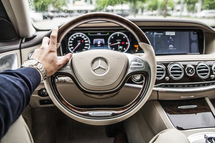 正しいドライビングポジションとは?|車の運転の基本
