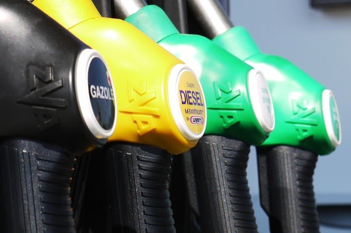 無鉛プレミアムガソリンとレギュラーの違い・価格・使用燃料の車