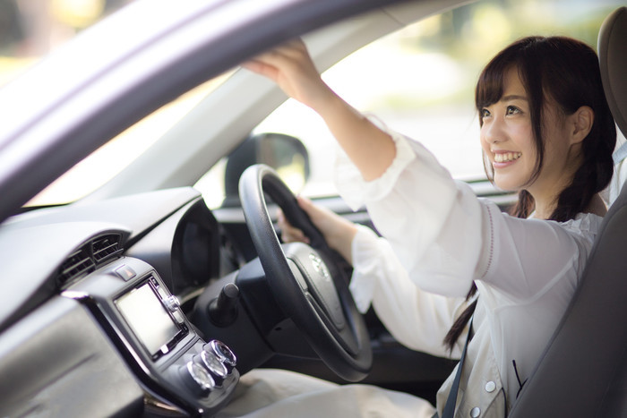 車のエアコンガスの補充方法・業者別の補充や交換の料金