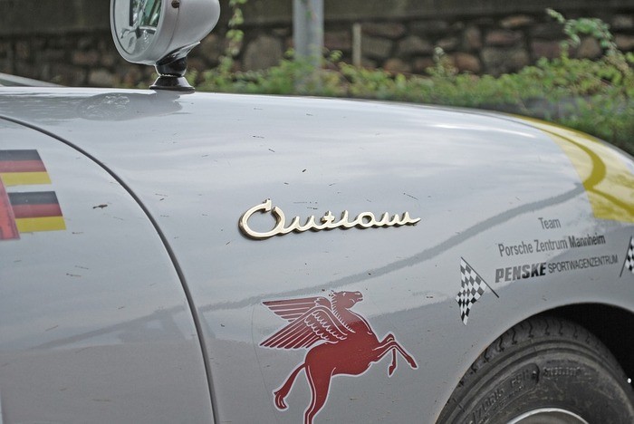 シルバーの車のなカスタム・グッズなど紹介