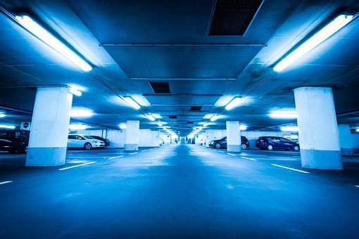 大阪駅周辺の安い駐車場料金比較｜混雑時間と状況・無料はある？