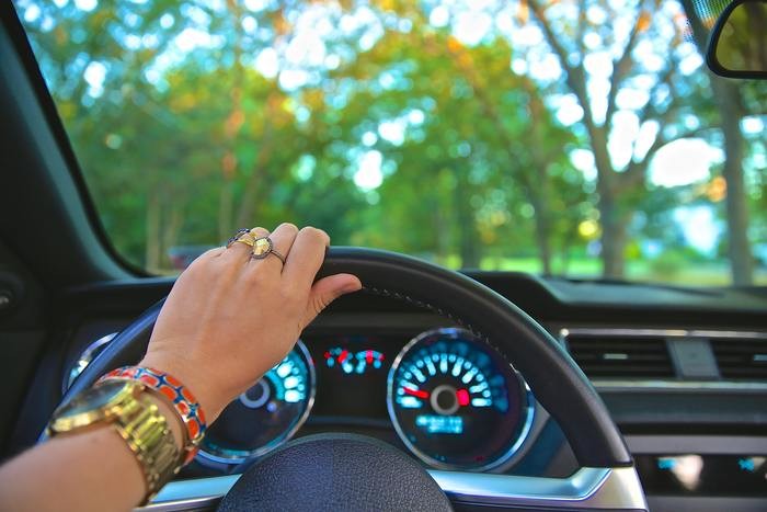 正しいドライビングポジションとは?|車の運転の基本