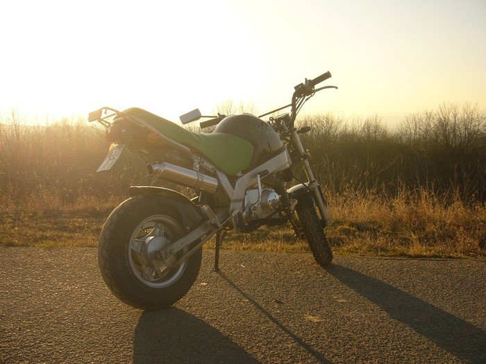 バイクのバックステップのメリットと自作する方法