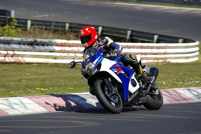 バイクのオイル交換の費用の相場と頻度・やり方・方法