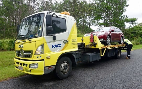 車のタイヤのパンクの修理方法・原因・走行できるのか・料金