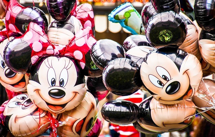ディズニー周辺の安い駐車場料金比較|混雑時間と状況・無料はある?