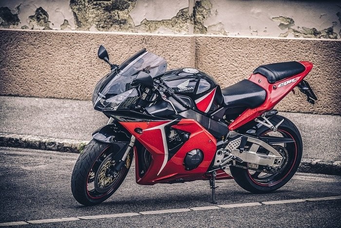 バイクのオイル交換の費用の相場と頻度・やり方・方法