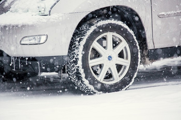 車のタイヤのパンクの修理にかかる料金・時間・方法・耐久性