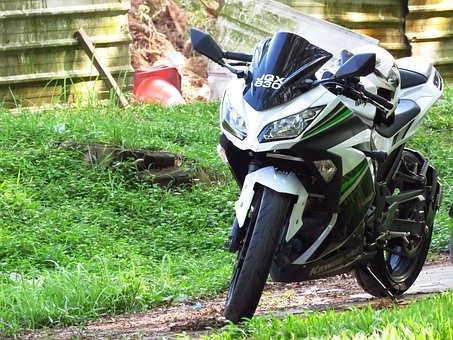 バイクのバックステップのメリットと自作する方法