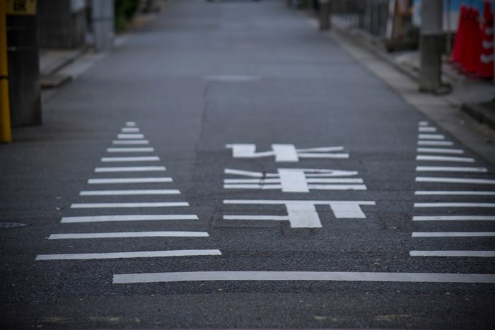 交差点で緊急車両が接近した場合の対処法・サイレンの特徴と種類