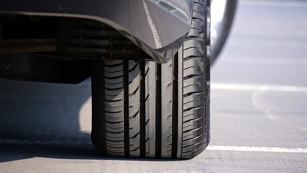 タイヤに窒素ガスを入れる効果・平均価格・空気と混ぜる方法