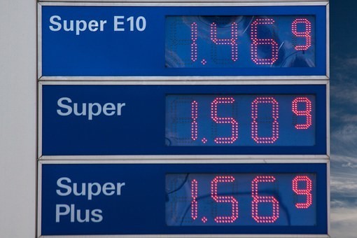 無鉛プレミアムガソリンとレギュラーの違い・価格・使用燃料の車