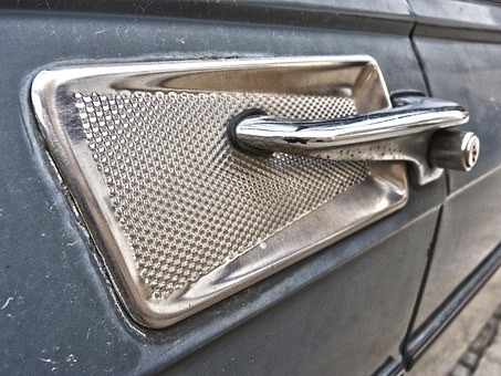 【状態別】車のドアの交換・修理にかかる料金・傷の防止策