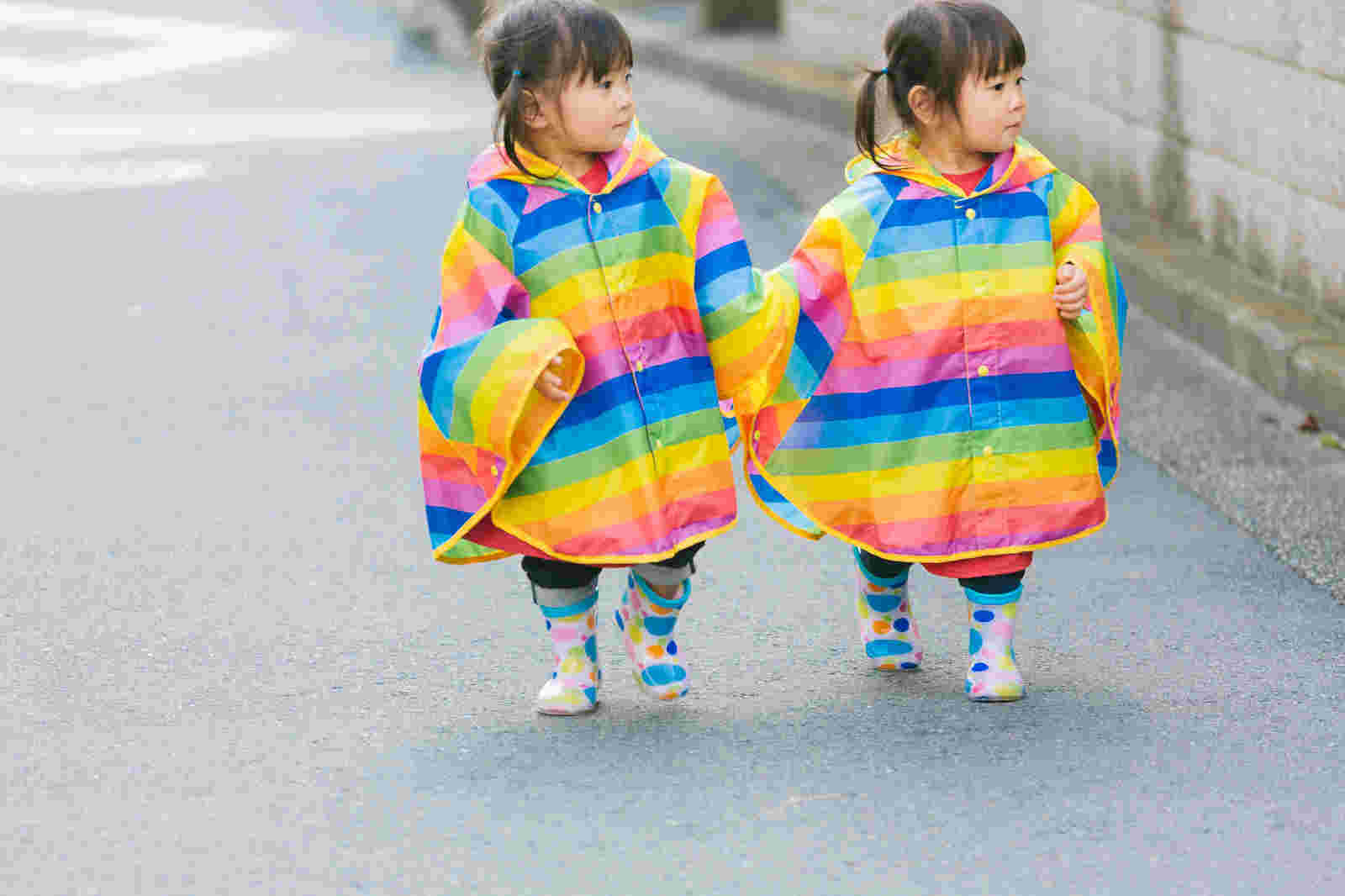 同じ服装をした双子の女の子