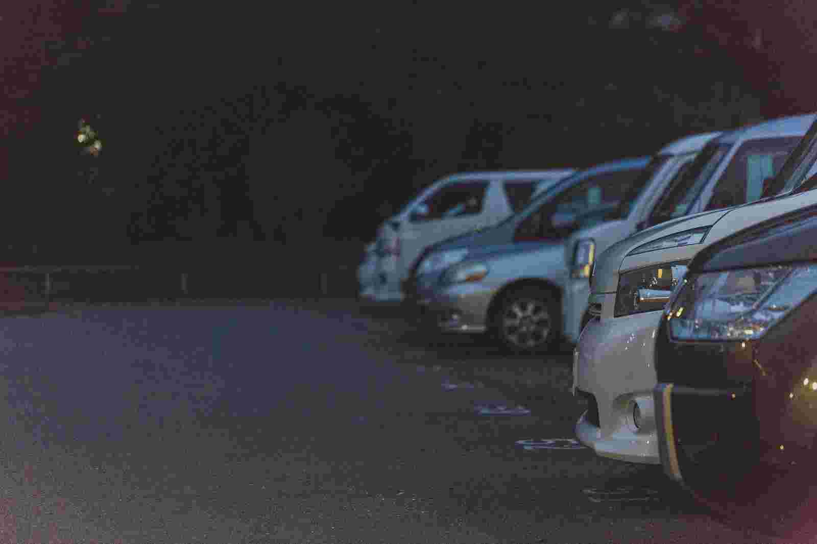 駐車場に停まっている車