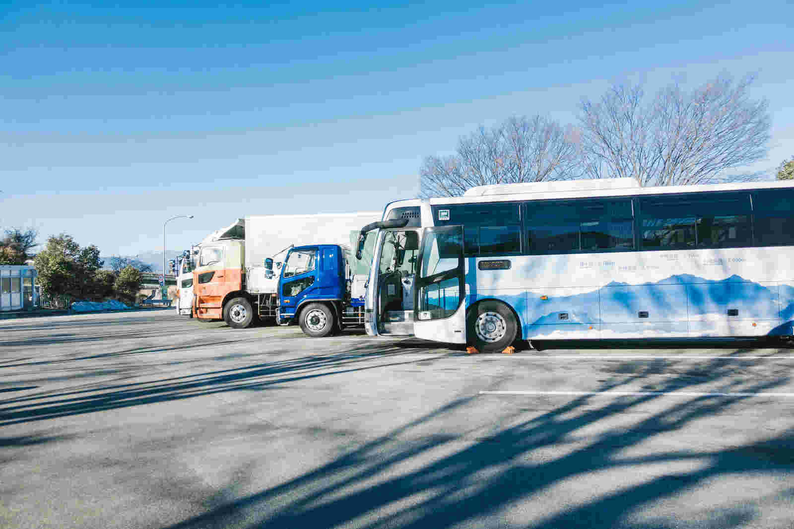 バスやトラックの駐車場