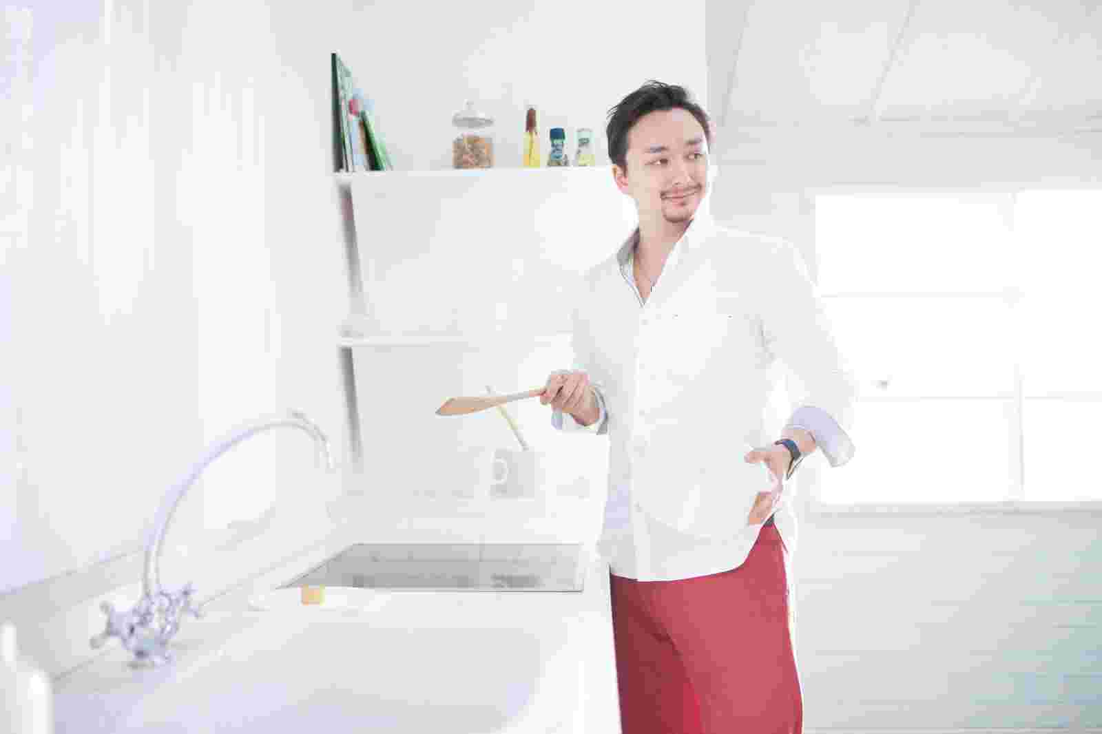 キッチンに立つ男性