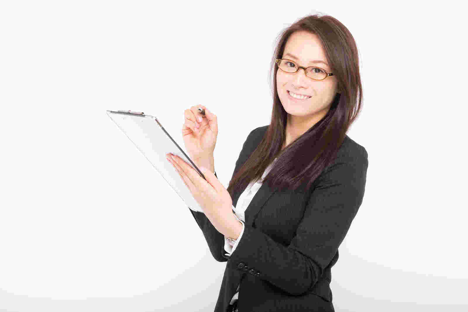 バインダーにメモをする女性