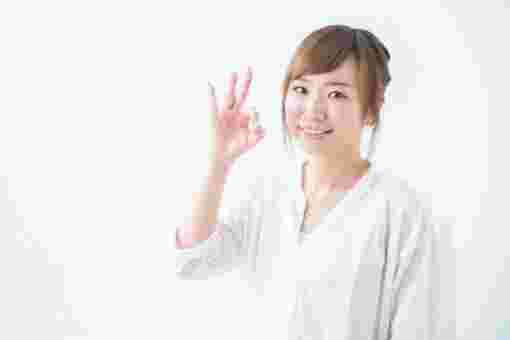 オッケーマークを出す女性