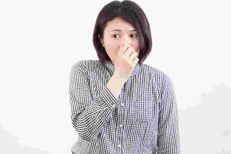 何かの異臭を察知した女性