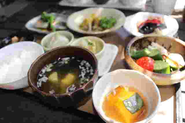 豊富なメニューの食卓