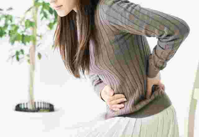 便秘に苦しむ女性