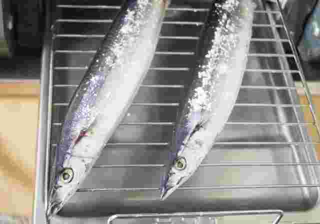 魚焼きグリルに乗せた2尾のサンマ