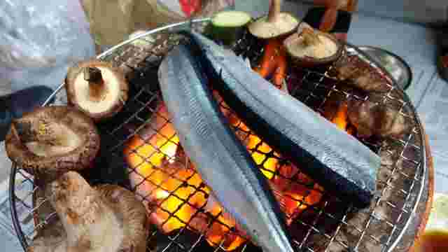 七輪でシイタケとサンマを焼いている様子