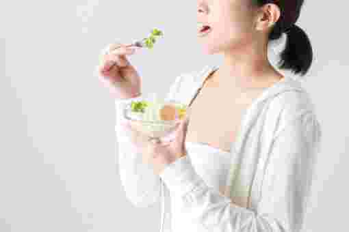 サラダを食べる女性