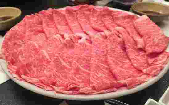 お皿に並べられたロース肉
