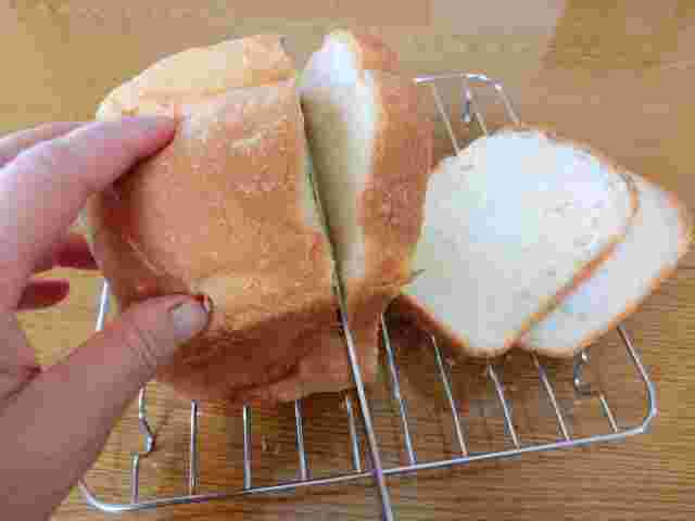 一斤の食パンをカットしている様子