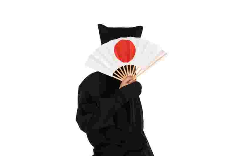 顔を隠す黒子