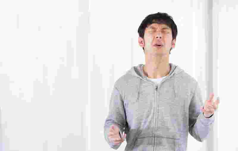 残念な顔をしている男性