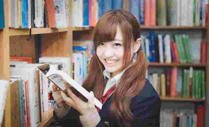 本を読む美少女