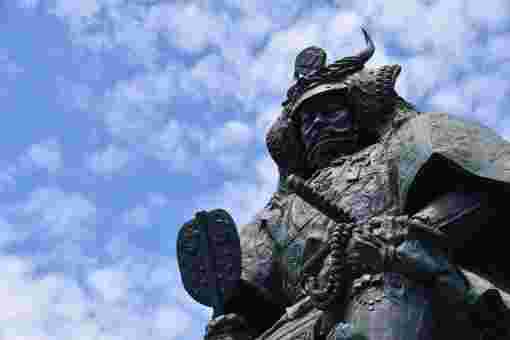 青空を背景にした武田信玄