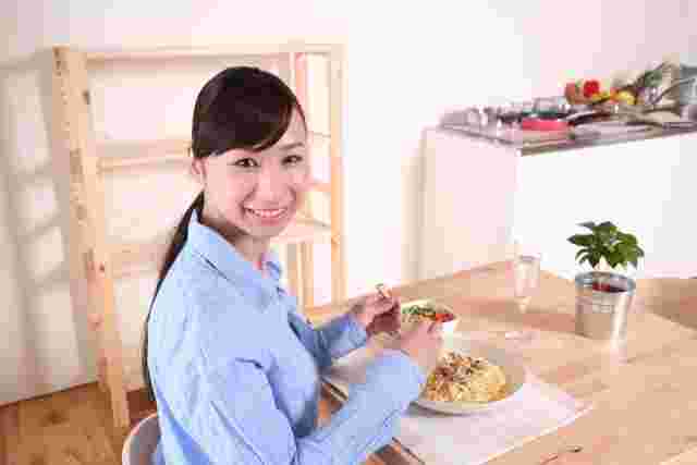 パスタを食べる女性