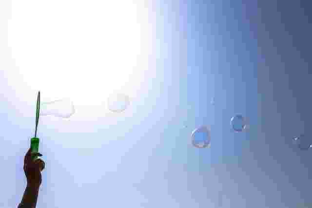青空に舞うシャボン玉