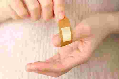 指にばんそうこうを巻く人