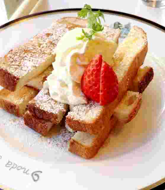 生クリームと苺が乗ったフレンチトースト